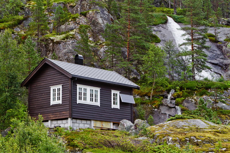 maison avec bardage peint avec goudron de norvege
